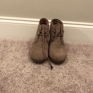 New TOMS Desert Wedge Booties size 9W